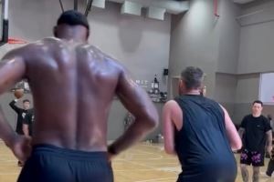 冠军队友🏆训练师晒詹姆斯和乐福今日在纽约一起训练🏀